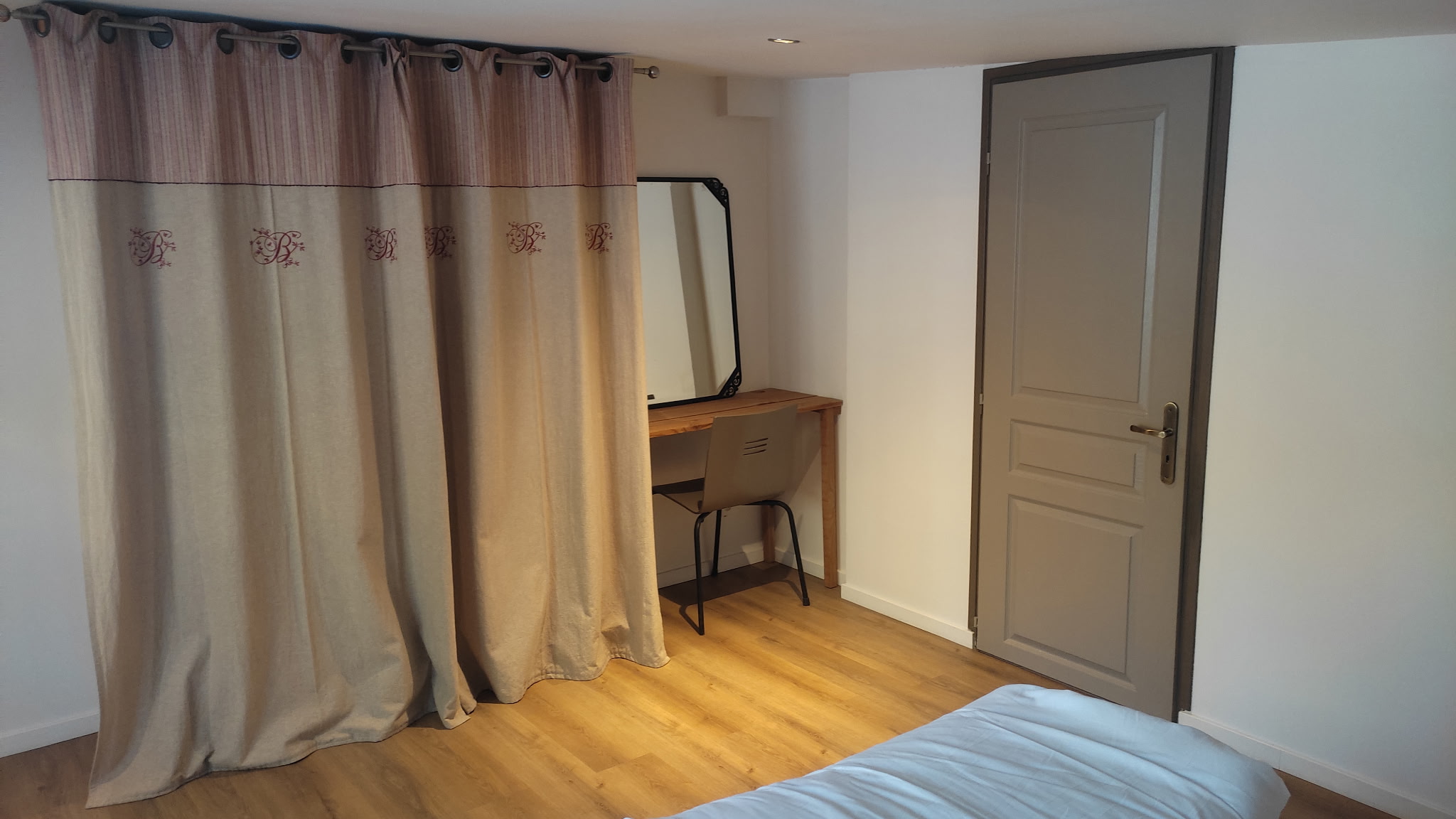 Gites au bord du lac des settons - entre lacs et forêts – en Morvan
Gites tout confort, très bien équipés, animaux acceptés, au pieds des chemins de randonnées, idéal séjours touristiques, location vacances, déplacement professionnel, seul, en famille, entre amis - Gîtes d'Adrien
