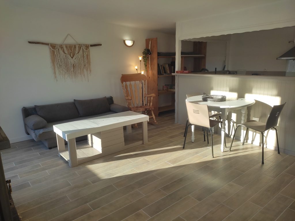 Gites au bord du lac des settons - entre lacs et forêts – en Morvan
Gites tout confort, très bien équipés, animaux acceptés, au pieds des chemins de randonnées, idéal séjours touristiques, location vacances, déplacement professionnel, seul, en famille, entre amis - Gîtes d'Adrien
