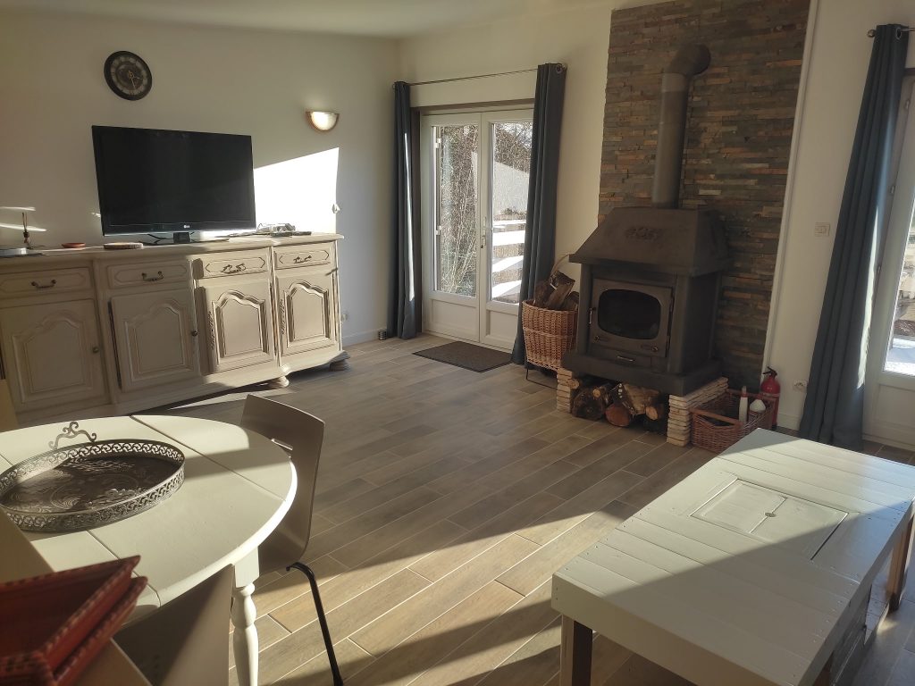 Gites au bord du lac des settons - entre lacs et forêts – en Morvan
Gites tout confort, très bien équipés, animaux acceptés, au pieds des chemins de randonnées, idéal séjours touristiques, location vacances, déplacement professionnel, seul, en famille, entre amis - Gîtes d'Adrien
