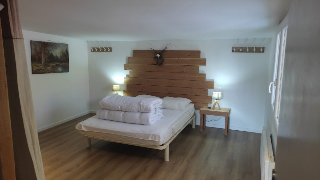 Gites au bord du lac des settons - entre lacs et forêts – en Morvan
Gites tout confort, très bien équipés, animaux acceptés, au pieds des chemins de randonnées, idéal séjours touristiques, location vacances, déplacement professionnel, seul, en famille, entre amis - Gîtes d'Adrien
